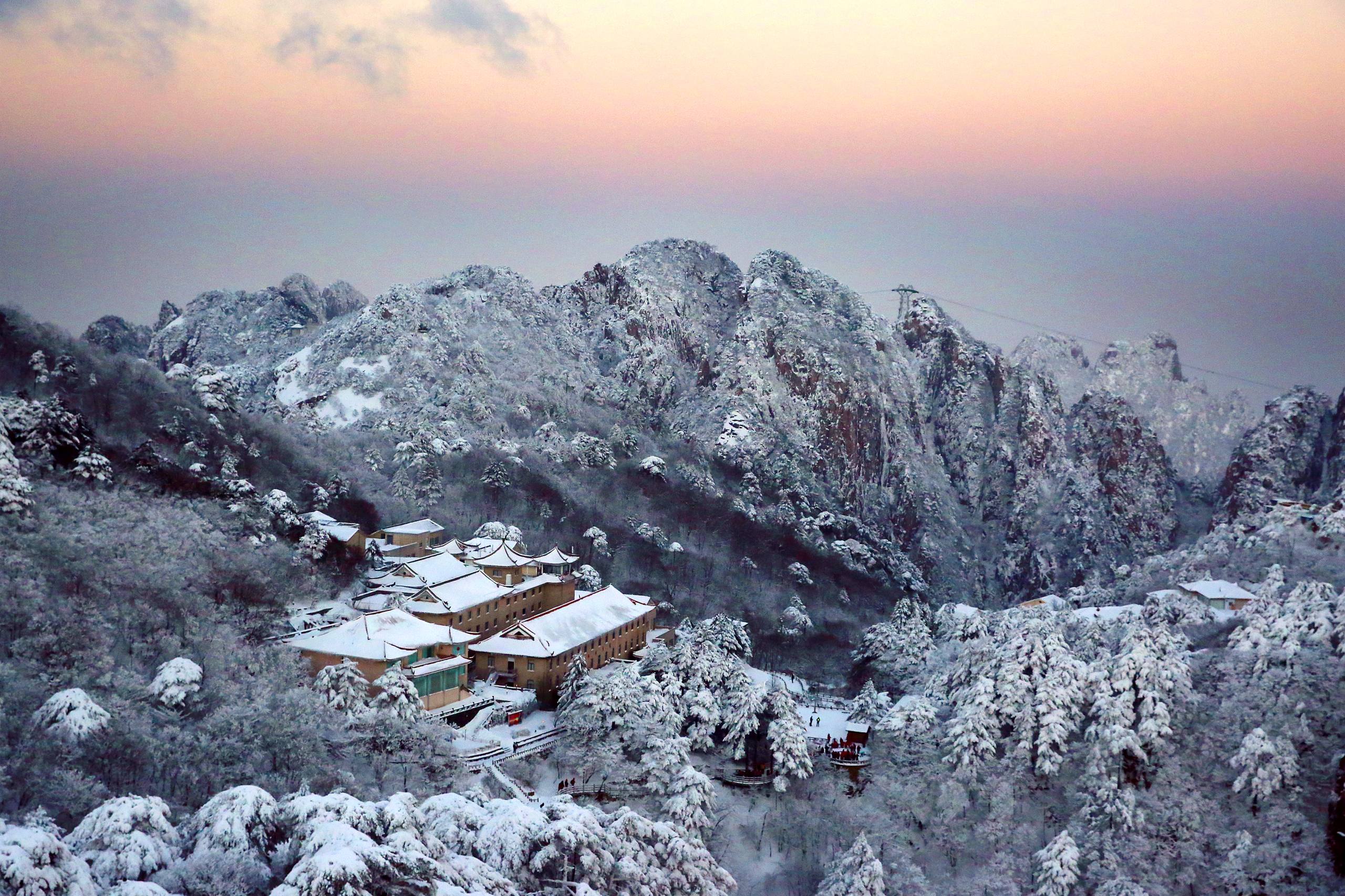苹果手机壁纸雪山草地湖泊壁纸预览